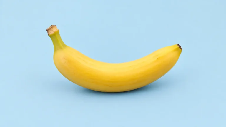 Banana amarela sobre fundo azul-claro