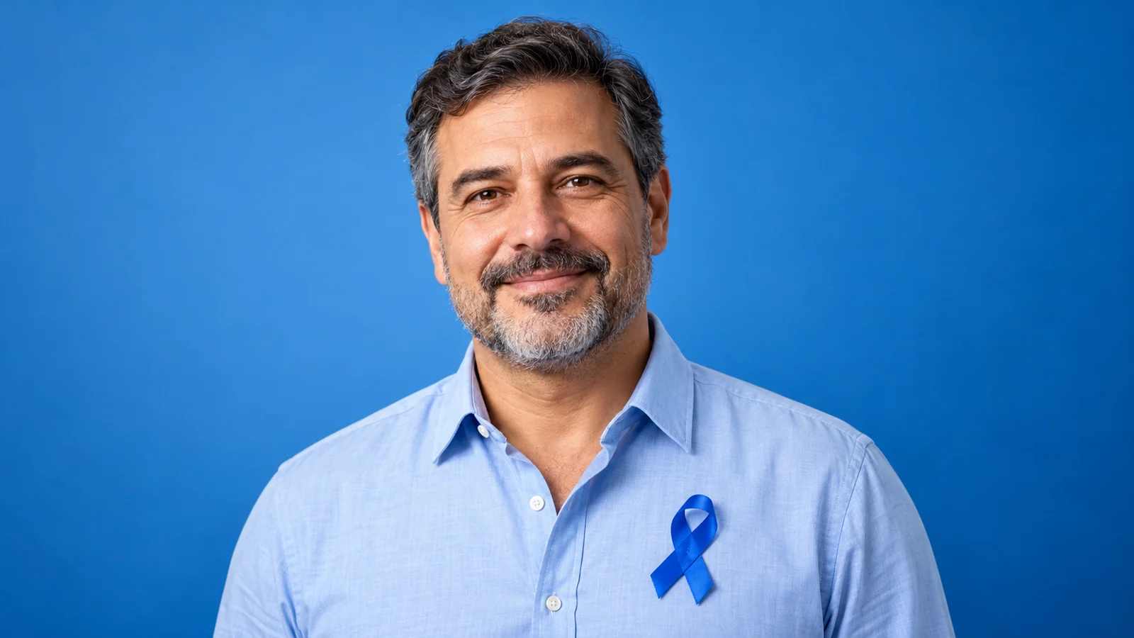 Homem de camisa azul com laço azul de conscientização do Novembro Azul